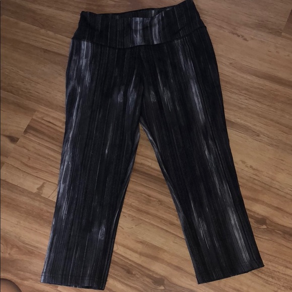 Women’s Cropped Nike Legging - Picture 2 of 5